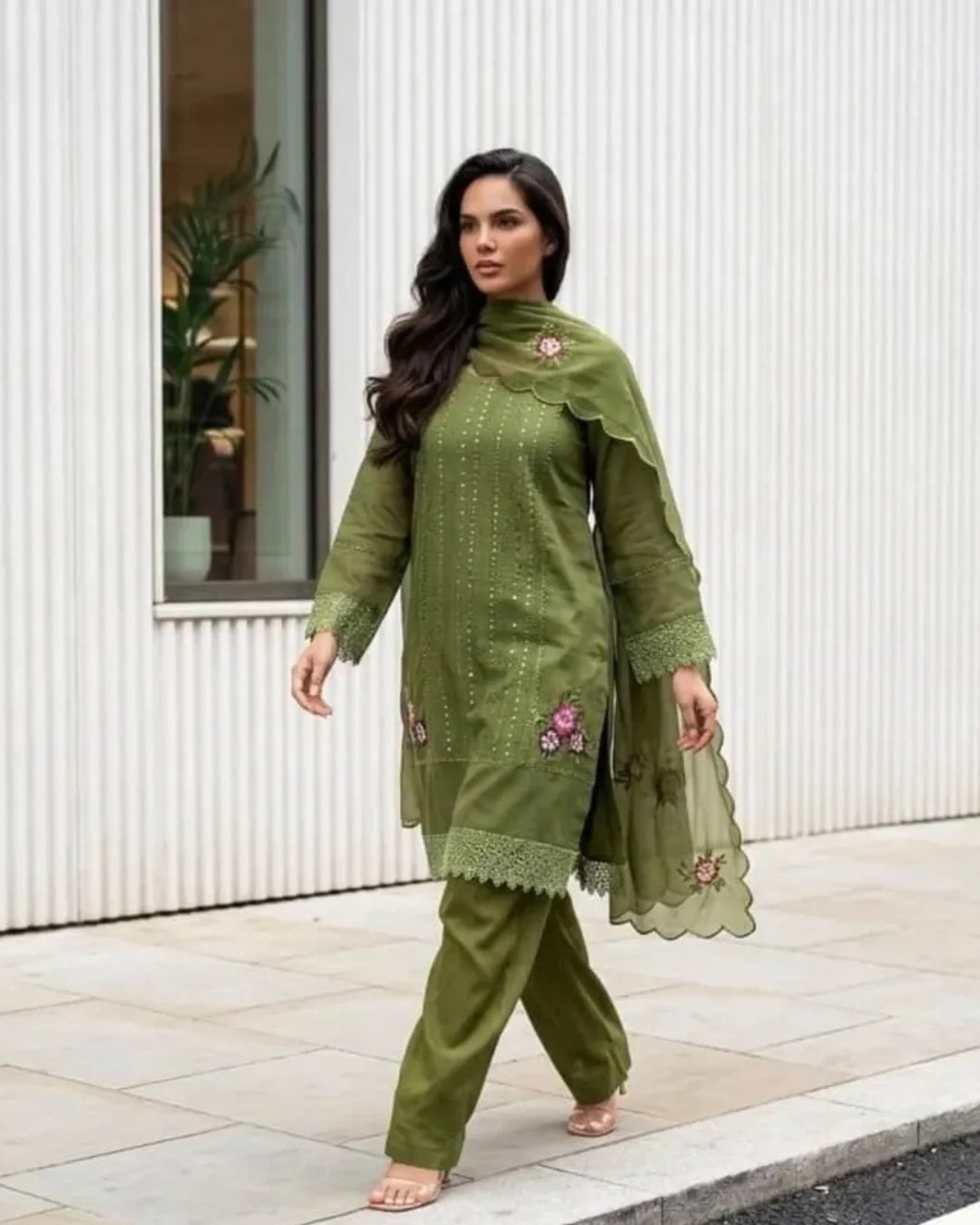 Khaddi net Suit embroided image 0